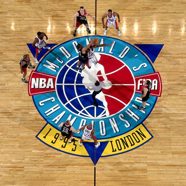 1995: ancora Londra, ancora preseason. L&#39;ospite NBA  Houston: sfida prima i Perth Wildcats, poi la Virtus Bologna (allora Buckler)